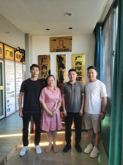 图4:管理学院实地走访广西厚发集团总部图5:管理学院实地走访广西厚发